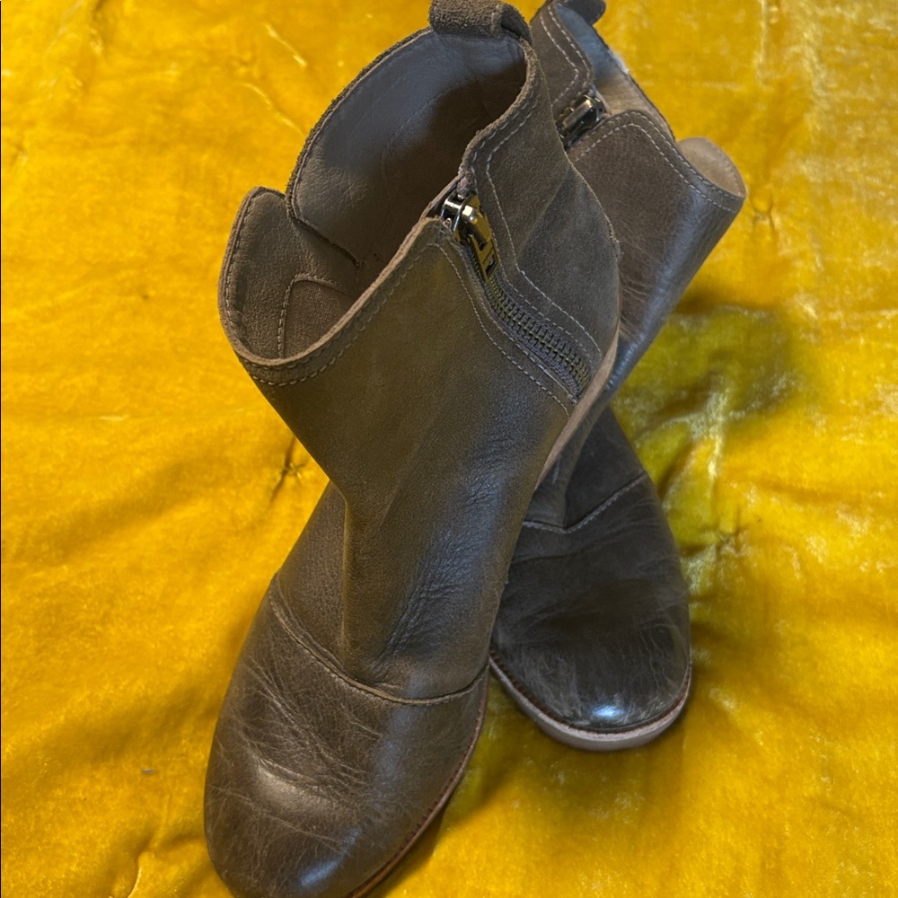Used green leather smooth and suede Sorel Cate inside zip booties 8